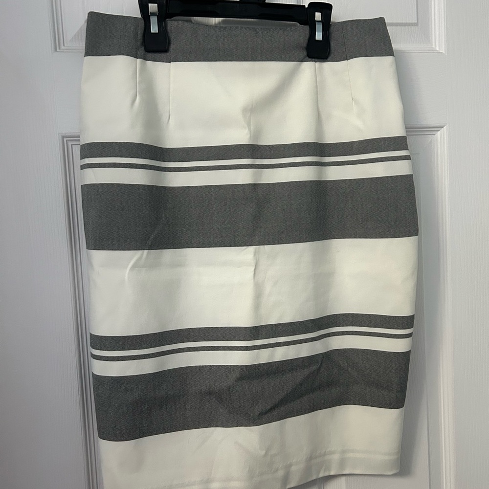 Amanda & Chelsea Gray and White Pencil Skirt